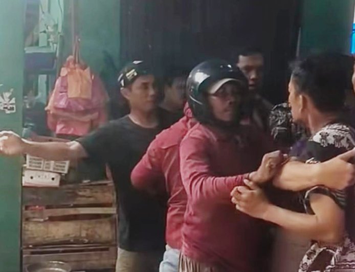 RICUH ANTARA PETUGAS KEAMANAN DAN PEDAGANG DI PASAR MAIMUN KARIMUN VIRAL DI MEDIA SOSIAL, PENYEBAB MASIH BELUM DIKETAHUI