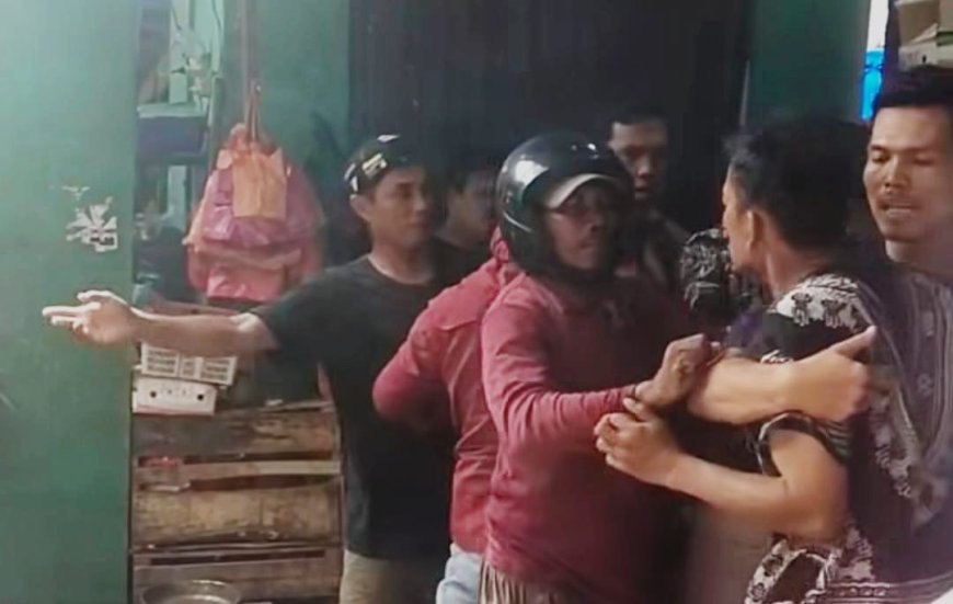 RICUH ANTARA PETUGAS KEAMANAN DAN PEDAGANG DI PASAR MAIMUN KARIMUN VIRAL DI MEDIA SOSIAL, PENYEBAB MASIH BELUM DIKETAHUI