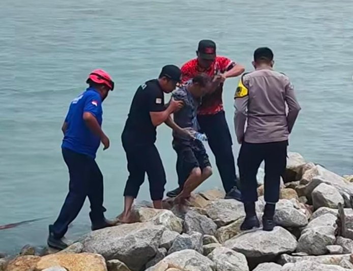 Diduga Depresi, Seorang Pria Nekat Terjun ke Laut Coastal Area, Tanjung Balai Karimun