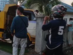 Diduga (Tie Rod) Patah, Truk Pengangkut Kaleng Minuman Hilang Kendali dan Tabrak Pagar Rumah Warga di Jelutung