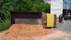 Diduga Tak Kuat Menanjak, Truk Bermuatan Tanah Terguling di Kawasan Lubuk Semut