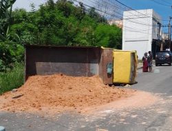 Diduga Tak Kuat Menanjak, Truk Bermuatan Tanah Terguling di Kawasan Lubuk Semut